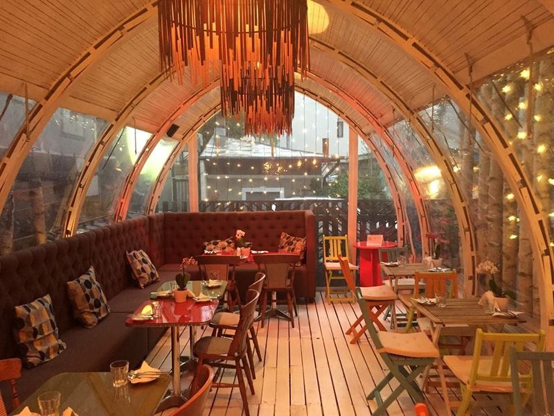 Se deschid cafenelele, restaurantele, sălile de teatru şi de cinematograf din Bucureşt