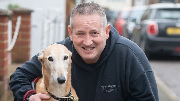 Video viral! Un cățel a &icirc;nceput să șchiopăteze după ce stăp&acirc;nul său și-a rupt piciorul