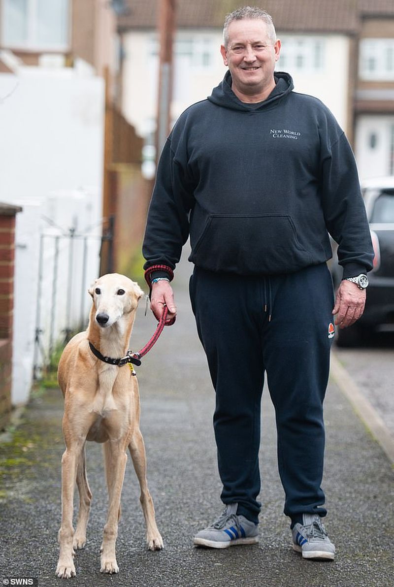  Un cățel a început să șchiopăteze după ce stăpânul său și-a rupt piciorul