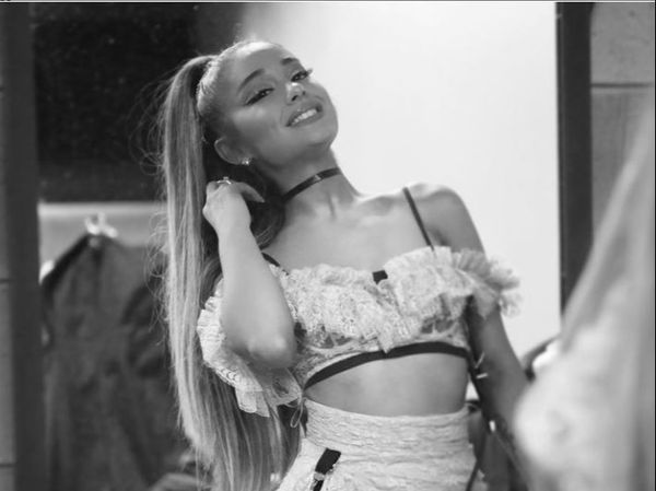 Ariana Grande a scris din nou istorie! A obținut un titlu de record pentru cele mai multe piese care au debutat ca no 1 &icirc;n topul Billboard