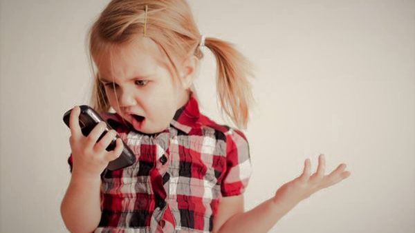 Un copil a cheltuit 2.700 euro într-un joc pe telefonul mamei