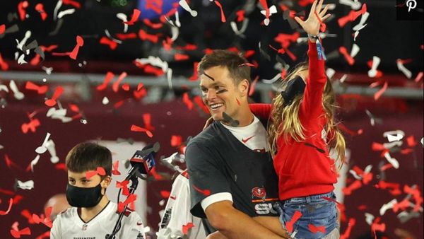 Tom Brady, desemnat la Super Bowl cel mai bun jucător din istorie. A urcat pe scenă alături de copiii lui