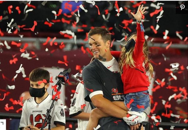 Tom Brady, desemnat la Super Bowl cel mai bun jucător din istorie. A urcat pe scenă alături de copiii lui