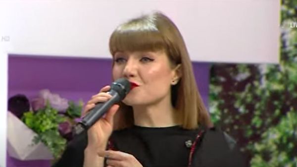 Alexandra Ungureanu interpretează melodia virală „Ziua în care tu m-ai sărutat”
