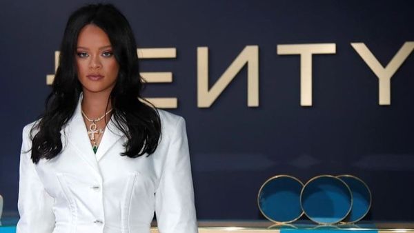 Rihanna, fotografie de infract pe Instagram! Artista s-a pozat topless