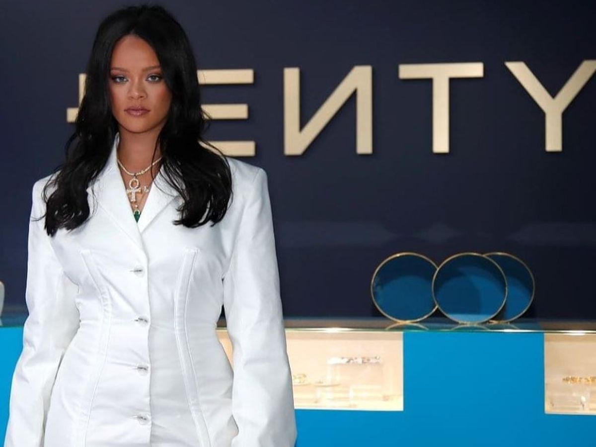 Rihanna, fotografie de infract pe Instagram! Artista s-a pozat topless