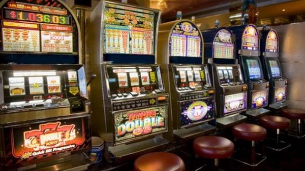 &Icirc;nvățătoare din R&acirc;mnicu V&acirc;lcea dependentă de jocuri de noroc! A pierdut la păcănele fondul clasei