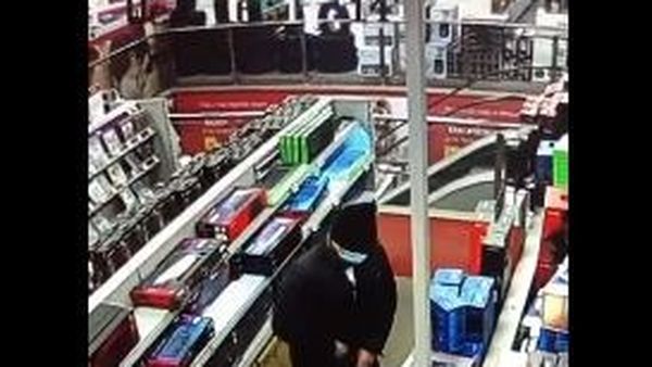 VIDEO. Ce încape într-o pereche de chiloți? Student de la drept, filmat în timp ce își îndesa piese de calculator în chiloți