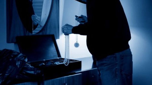 Un hoț din Iași care a furat 40 de grame de bijuterii, prins după ce a lăsat în urmă două paie