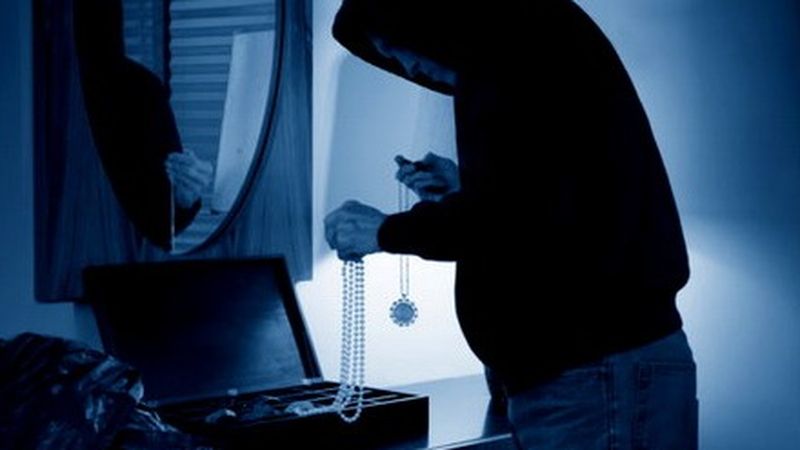 Un hoț din Iași care a furat 40 de grame de bijuterii, prins după ce a lăsat &icirc;n urmă două paie