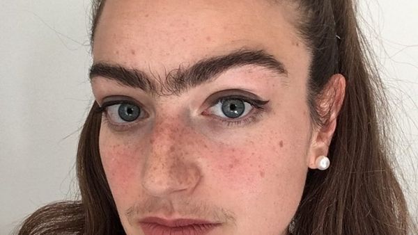 O t&acirc;nără a găsit &bdquo;metoda perfectă&rdquo; de a scăpa de &icirc;nt&acirc;lnirile nedorite: nu-și pensează spr&acirc;ncenele și nu-și dă jos mustața