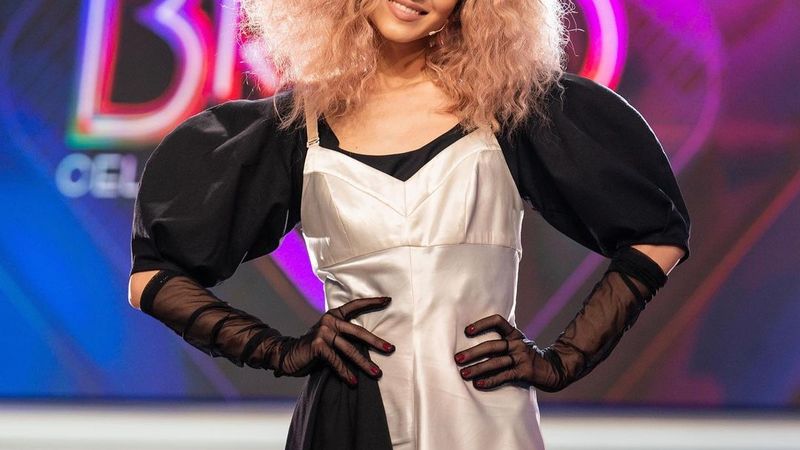 Theo Rose le răspunde celor care o critică pentru stilurile muzicale abordate: &bdquo;Să știți că nu m-am &icirc;mbogățit&rdquo;