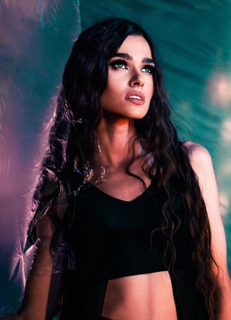 Theo Rose le răspunde celor care o critică pentru stilurile muzicale abordate: