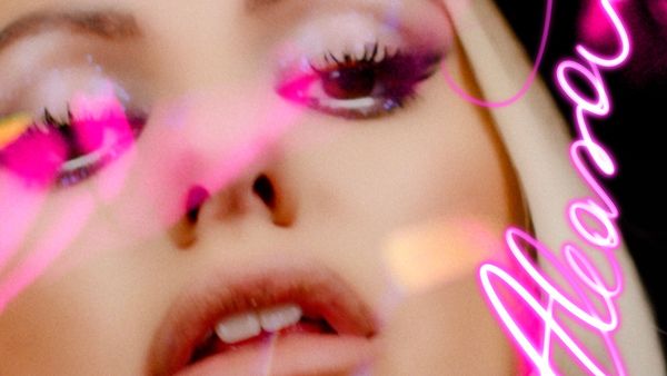 Alexandra Stan este aleasă! #Aleasă este noul single al artistei