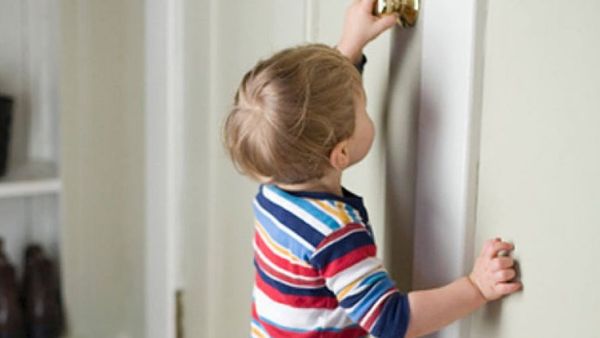 Un copil de trei ani și-a &icirc;nchis bunica pe balcon! A fost nevoie de intervenția pompierilor, iar la final i-a aplaudat fericit