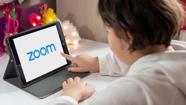 Un profesor din Capitală s-a afișat &icirc;n lenjerie intimă la orele online