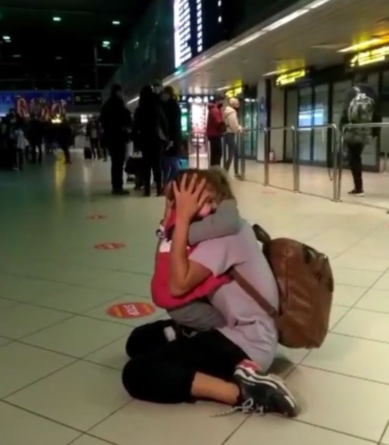 Simona Hapciuc, revedere impresionantă cu fiul ei, la aeroport
