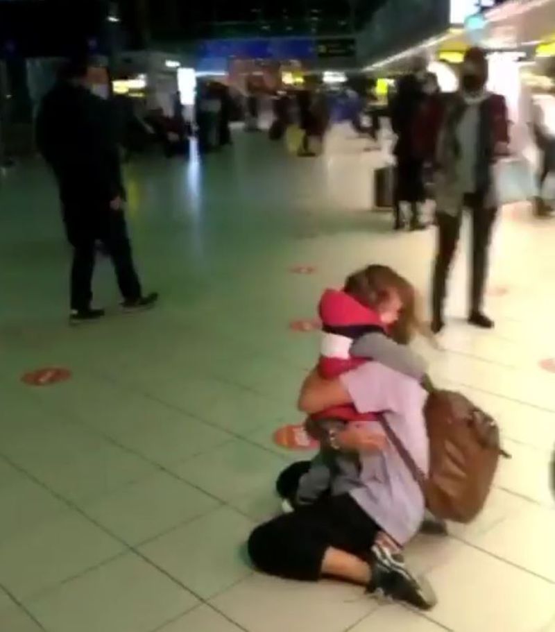 Simona Hapciuc, revedere impresionantă cu fiul ei, la aeroport