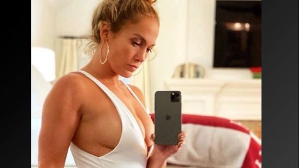 J.Lo, o nouă apariție de milioane. Artista și-a etalat formele într-un costum de baie alb