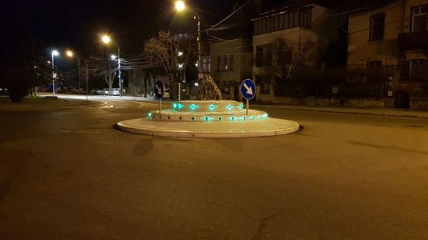 Un sens giratoriu care seamănă cu un OZN, subiect de glume &icirc;n online: &bdquo;Primul OZN giratoriu din Rom&acirc;nia&rdquo;