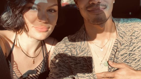 Jessie J și-a făcut publică relația de iubire după ce a fost suprinsă de paparazzi. Modul inedit &icirc;n care i-a anunțat pe fani