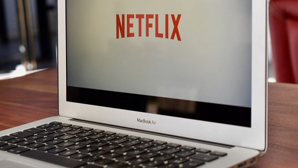 Netflix va restricționa folosirea unui cont de către mai multe persoane