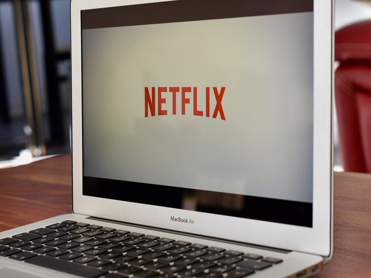Netflix va restricționa folosirea unui cont de către mai multe persoane