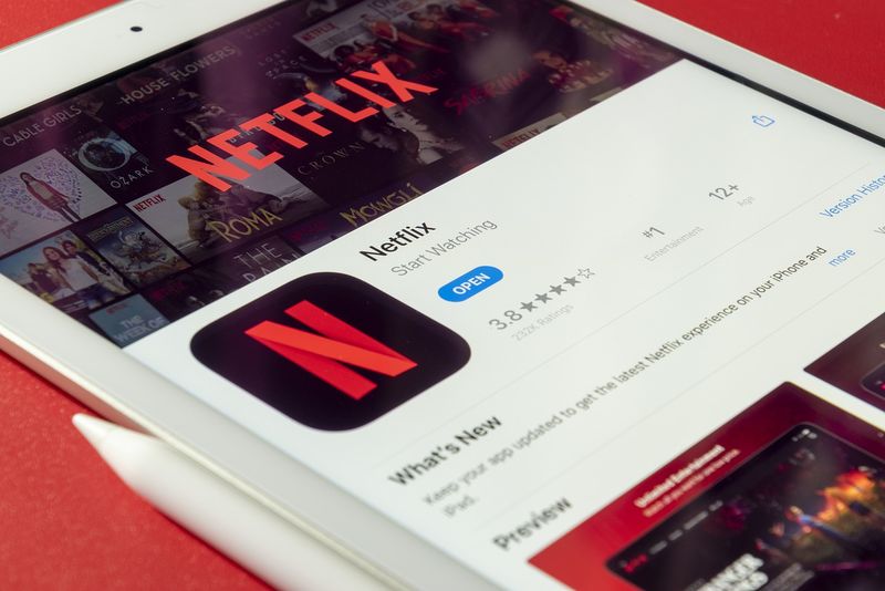 Netflix va restricționa folosirea unui cont de către mai multe persoane