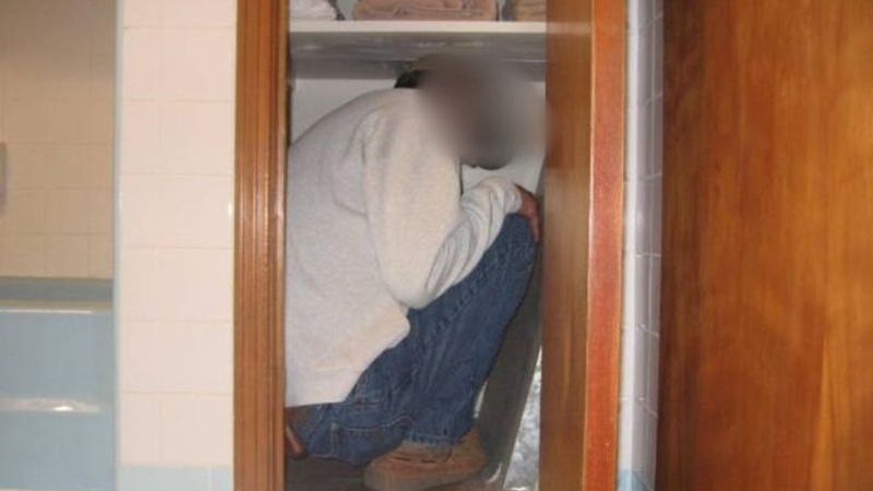 AUDIO. Un bărbat din Satu Mare a chemat poliția crez&acirc;nd că are un hoț &icirc;n casă. Mare i-a fost mirarea c&acirc;nd a dat nas &icirc;n nas cu amantul soției
