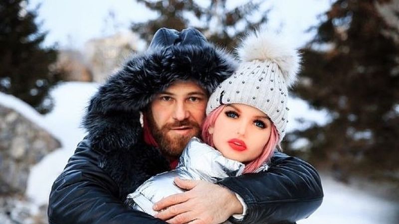 Culturistul căsătorit cu o păpușă gonflabilă a divorțat și are o nouă iubită! Nu, nu e femeie nici de data asta