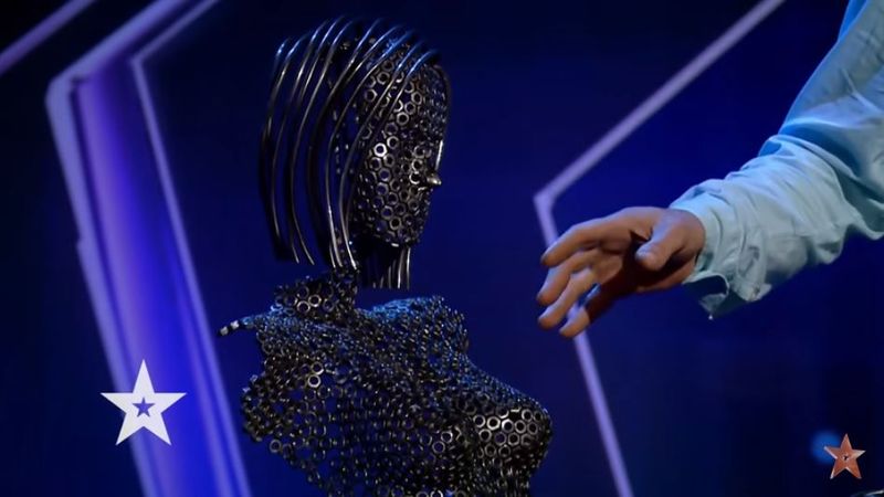 Gabriel, câștigătorul de azi al concursului „Dau print la tot ce simt”, a participat la un show de talente