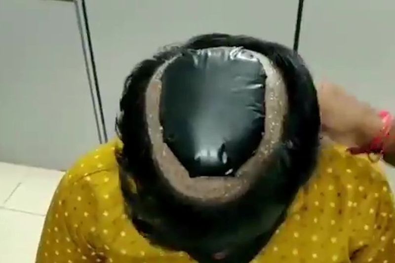  Doi bărbați au fost prinși în aerport făcând contrabandă cu aur ascuns sub peruci 