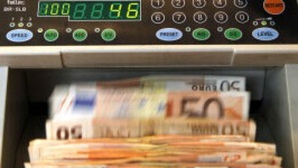 Angajata unei bănci a furat 1 milion de euro din conturile clienților pentru a-i dona bisericii. De ce a făcut asta?!