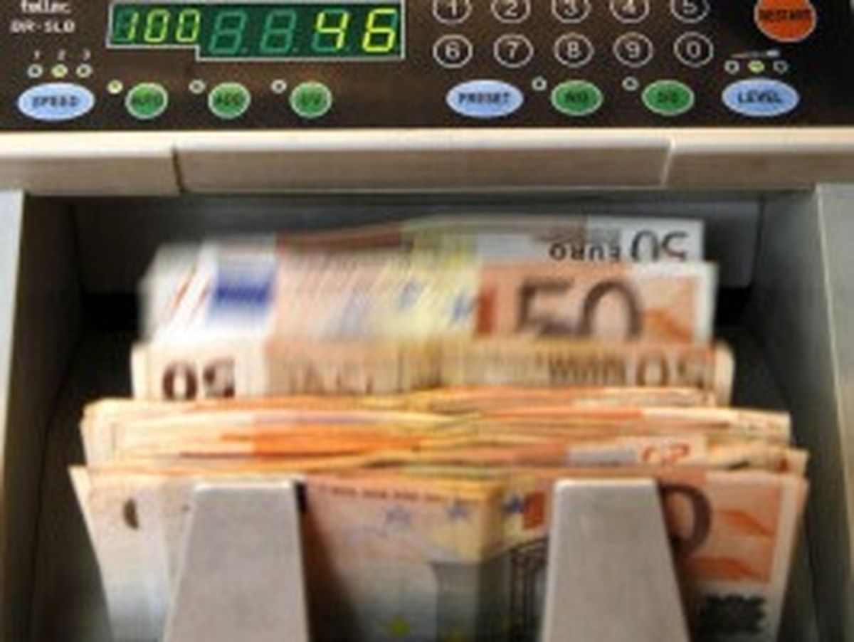 Angajata unei bănci a furat 1 milion de euro din conturile clienților pentru a-i dona bisericii