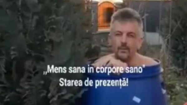 Viral! Un primar din Iași s-a spălat &icirc;ntr-un butoi cu murături. Totul a fost filmat și postat pe Facebook