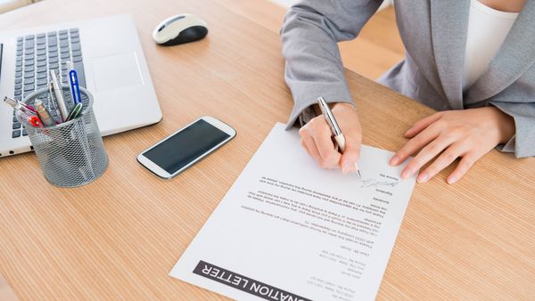 Cum trebuie să arate o cerere de demisie ca la carte. MODEL FOTO