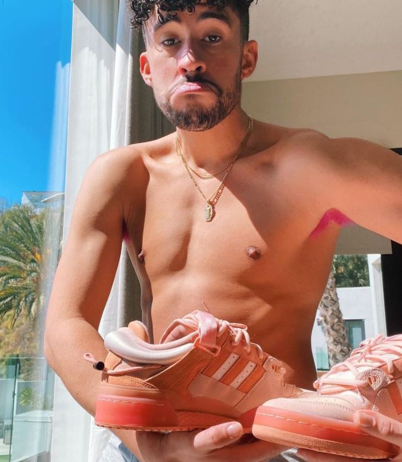 Bad Bunny și-a vopsit părul de la subraț roz