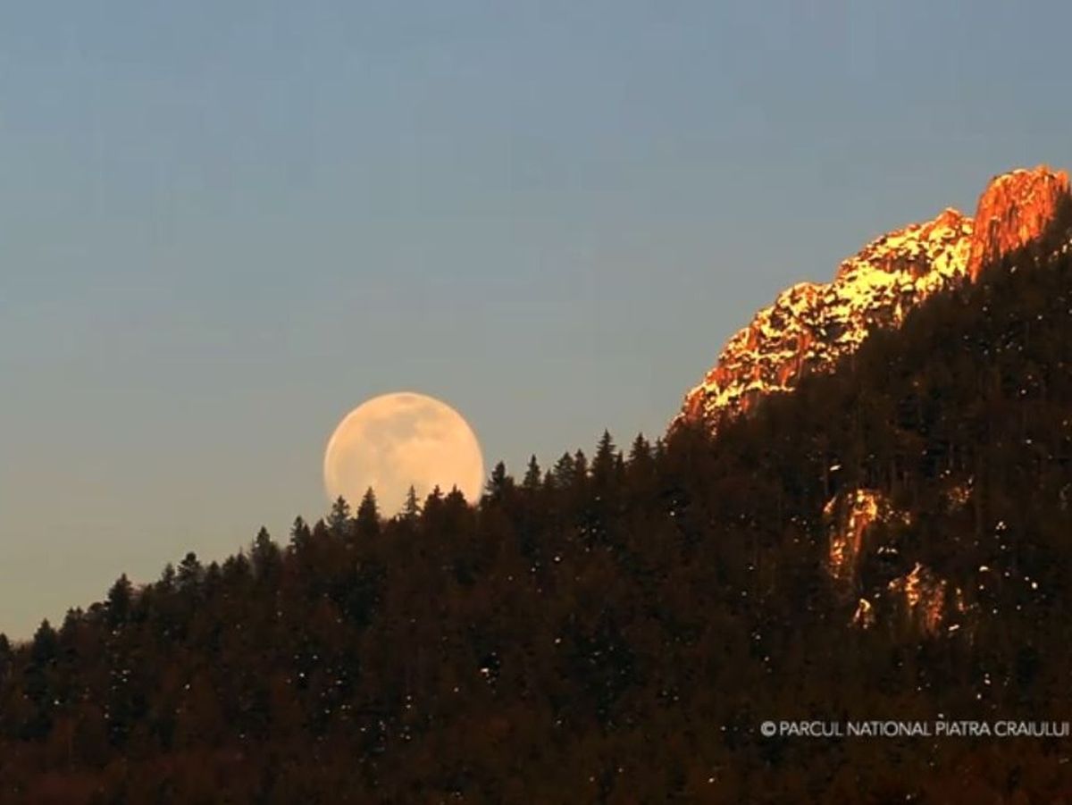 Imagini spectaculoase cu momentul &icirc;n care răsare luna &icirc;n munții Piatra Craiului