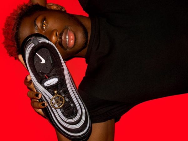 Lil Nas X a lansat adidașii cu s&acirc;nge și pentagrame! Nike dă &icirc;n judecată producăorul pentru modelul copiat de la ei