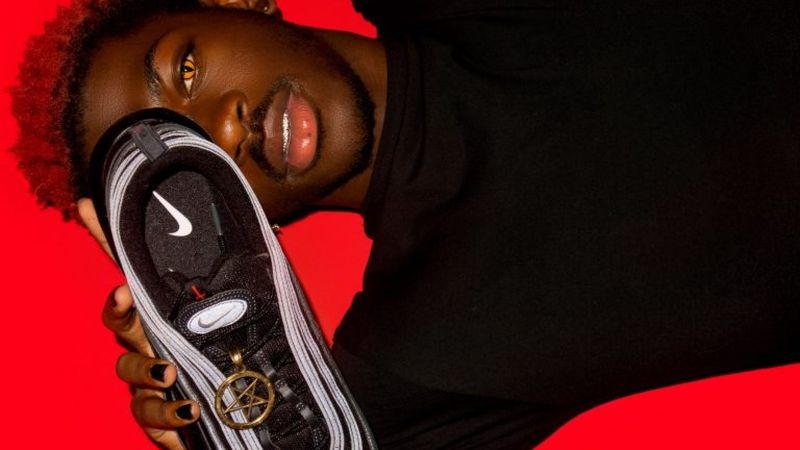 Lil Nas X a lansat adidașii cu s&acirc;nge și pentagrame! Nike dă &icirc;n judecată producăorul pentru modelul copiat de la ei