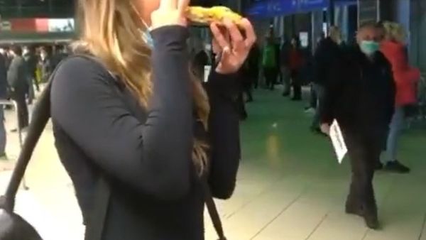 Roxana Nemeș a ajuns în România! Faimoasa de la Survivor România a fost așteptată cu pizza
