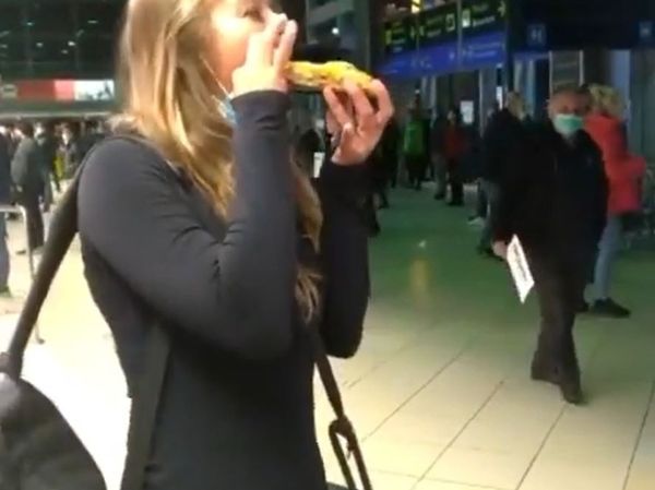 Roxana Nemeș a ajuns &icirc;n Rom&acirc;nia! Faimoasa de la Survivor Rom&acirc;nia a fost așteptată cu pizza
