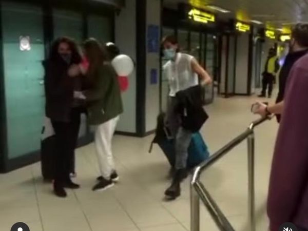 Maria H&icirc;ngu de la Survivor Rom&acirc;nia a ajuns &icirc;n Rom&acirc;nia! I s-a făcut galerie &icirc;n aeroport