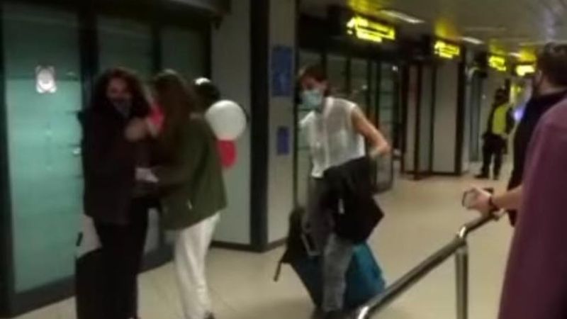 Maria H&icirc;ngu de la Survivor Rom&acirc;nia a ajuns &icirc;n Rom&acirc;nia! I s-a făcut galerie &icirc;n aeroport