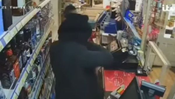 Video viral! Un tâlhar, bătut cu propria armă de vânzătorii magazinului pe care îi amenința