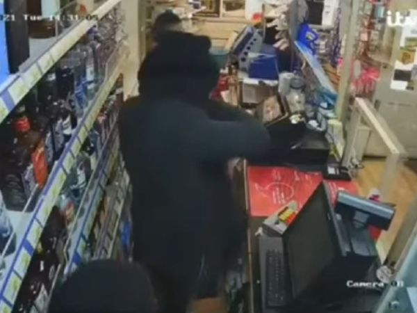 Video viral! Un t&acirc;lhar, bătut cu propria armă de v&acirc;nzătorii magazinului pe care &icirc;i amenința