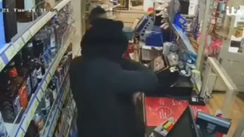 Video viral! Un t&acirc;lhar, bătut cu propria armă de v&acirc;nzătorii magazinului pe care &icirc;i amenința