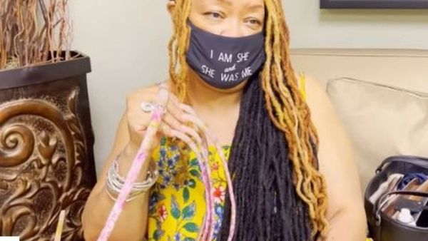 Femeia cu cele mai lungi unghii din lume și le-a tăiat pentru prima dată după 30 de ani!