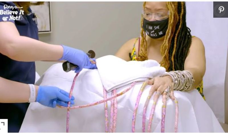 Femeia cu cele mai lungi unghii din lume și le-a tăiat pentru prima dată după 30 de ani