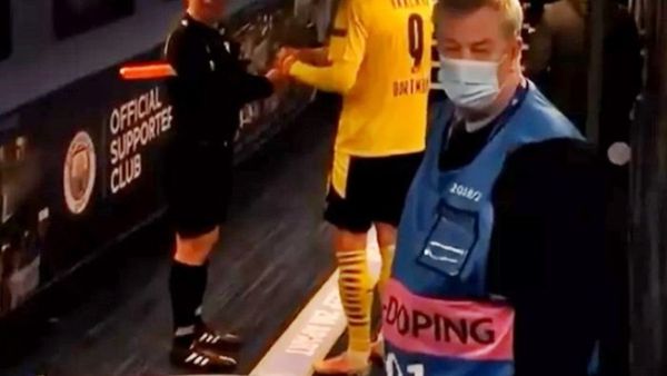 Brigada de arbitri rom&acirc;ni, din nou &icirc;n centrul atenției! Asistentul Octavian Șovre, criticat că a cerut un autograf de la un fotbalist celebru